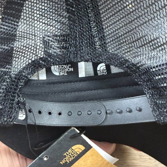 The North Face Embroidered Mudder Trucker Hat Black/White, Adjustable, Mountains - Picture 5 of 9